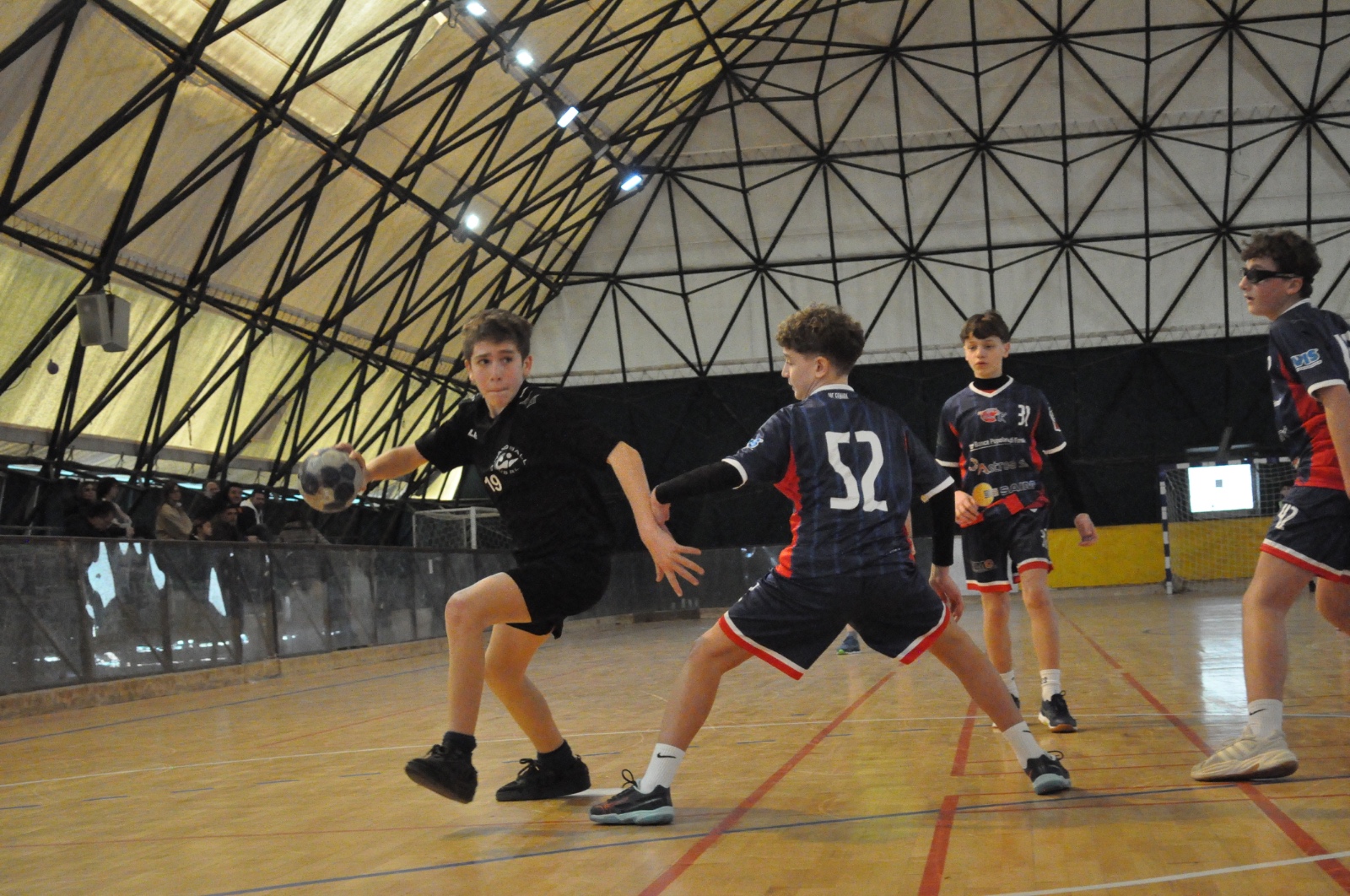 Giovane atleta Handball Club Roma in azione con la palla