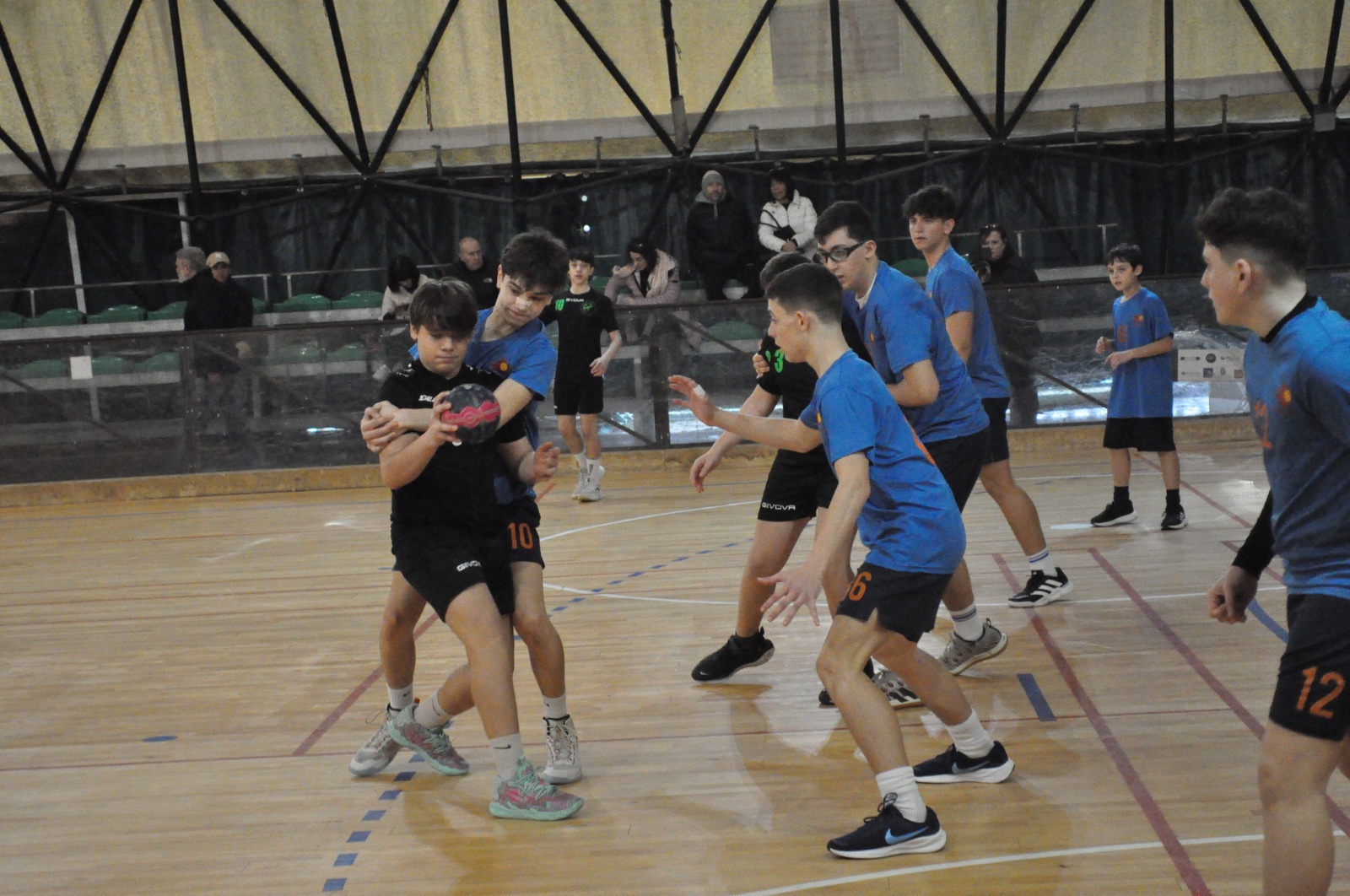 Atleti Handball Club Roma in fase difensiva