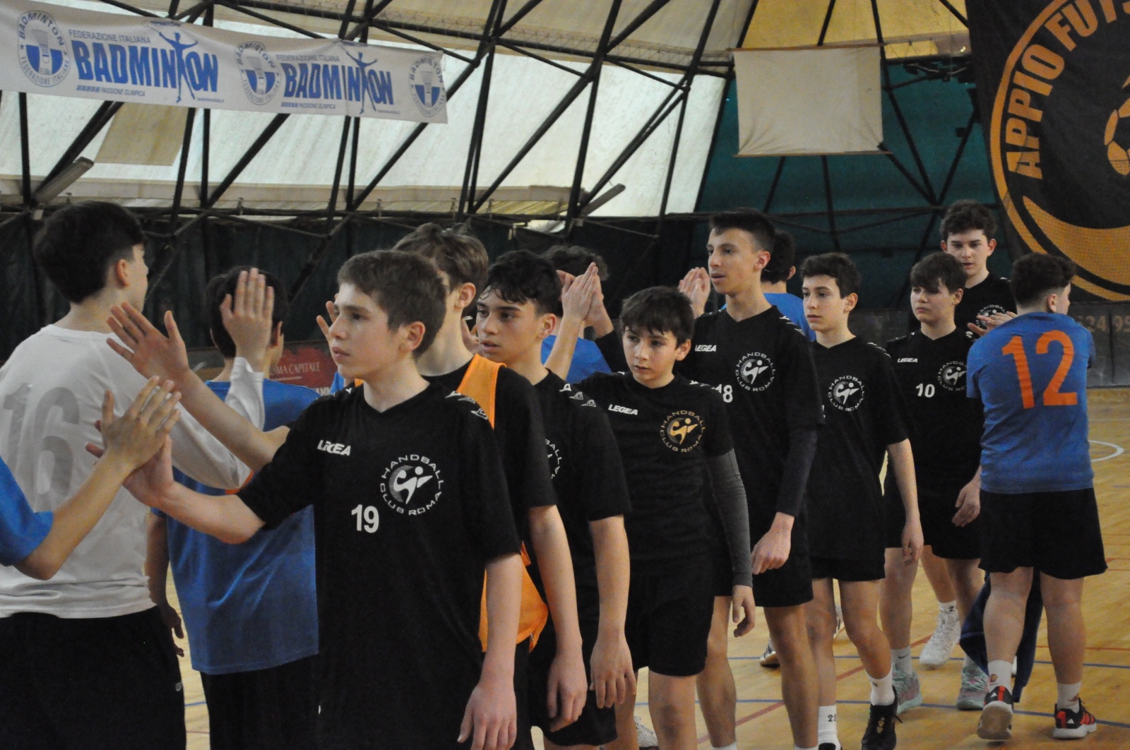 Atleti Handball Club Roma durante il saluto a fine gara