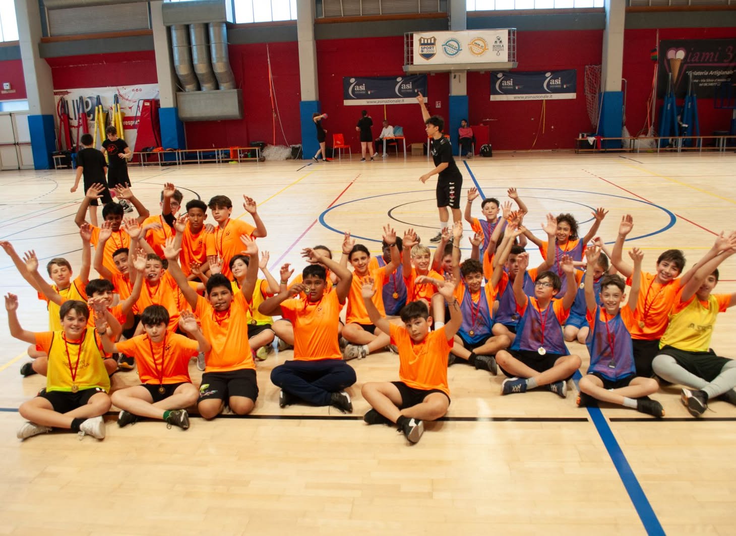Gruppo giovanile Handball Club Roma in palestra